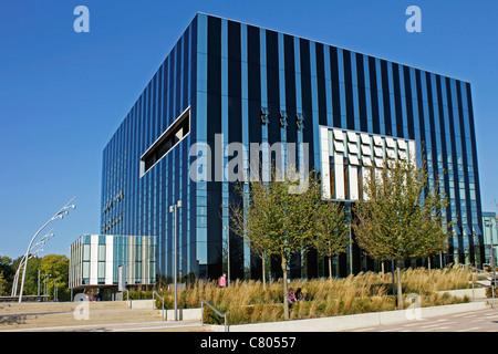 Der Cube Gebäude, die Häuser, Gemeindeverwaltung, Bibliothek und Theater in der Innenstadt von Corby in Northamptonshire. Stockfoto