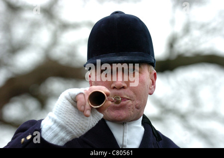 Mitglieder der Chiddingfold, Leconfield und Cowdray Hunt Fahrt durch Wald in der Nähe von Petworth heute 2005 Stockfoto