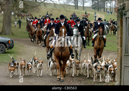 Mitglieder der Chiddingfold, Leconfield und Cowdray Hunt in Petworth am letzten Tag der Fuchsjagd im Jahr 2005 Stockfoto