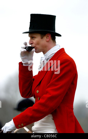 Mitglieder der Chiddingfold, Leconfield und Cowdray Hunt in Petworth am letzten Tag der Fuchsjagd im Jahr 2005 Stockfoto