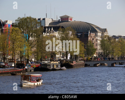 Das berühmteste Theater in den Niederlanden, Carré, am Ufer des Flusses Amstel in Amsterdam. Stockfoto