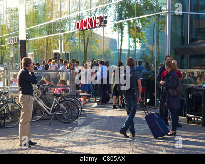 Freitag Nachmittag Getränke an Dickys auf der Zuidas im Bankenviertel von Amsterdam, Niederlande Stockfoto