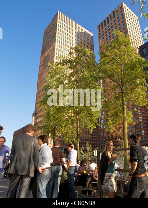 Freitag Nachmittag Getränke an Dickys auf der Zuidas im Bankenviertel von Amsterdam, Niederlande Stockfoto