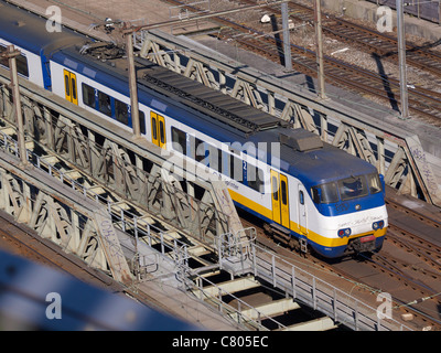 Niederländische NS 'Sprinter' s Bahn überqueren einer Brücke in Amsterdam, Niederlande Stockfoto