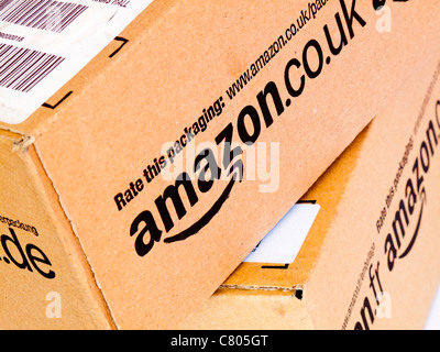 Kartons mit Produkten von Amazon UK an einen Kunden gesendet Stockfoto