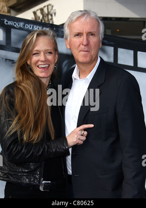 SUZY AMIS & JAMES CAMERON CIRQUE DU SOLEIL IRIS. Welt PREMIERE HOLLYWOOD LOS ANGELES Kalifornien USA 25. September 2011 Stockfoto