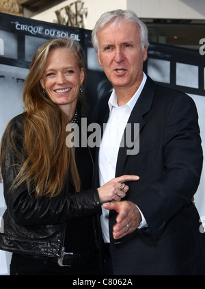 SUZY AMIS & JAMES CAMERON CIRQUE DU SOLEIL IRIS. Welt PREMIERE HOLLYWOOD LOS ANGELES Kalifornien USA 25. September 2011 Stockfoto