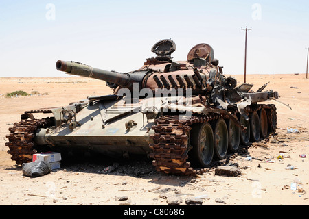 Ein t-72 Panzer zerstört durch NATO-Truppen in der Wüste nördlich von Ajadabiya, Libyen. Stockfoto