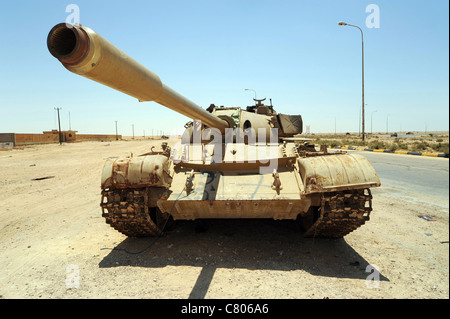 Ein t-55 Panzer zerstört durch NATO-Truppen in der Wüste nördlich von Ajadabiya, Libyen. Stockfoto