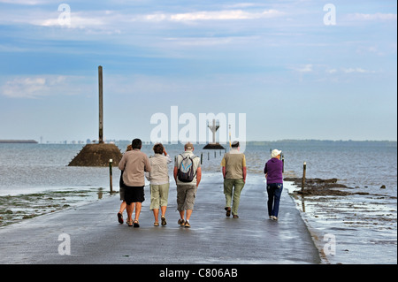 Touristen auf der Passage du Gois / Gôa Damm von Beauvoir-Sur-Mer, Île de Noirmoutier, La Vendée, Pays De La Loire, Frankreich Stockfoto