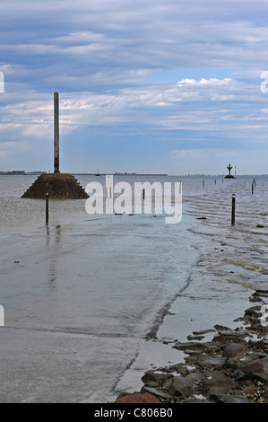 Rettungs-Pol auf der Passage du Gois / Gôa, ein Gezeiten-Damm von Beauvoir-Sur-Mer, Île de Noirmoutier, La Vendée, Frankreich Stockfoto