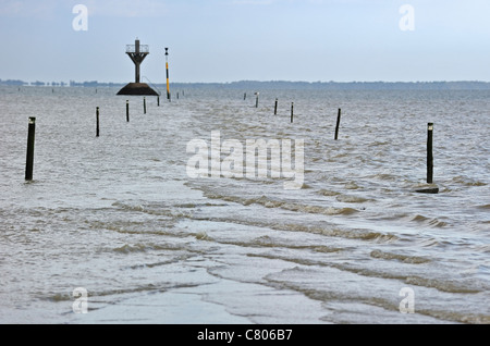 Rettungs-Pol auf der Passage du Gois / Gôa, ein Gezeiten-Damm von Beauvoir-Sur-Mer, Île de Noirmoutier, La Vendée, Frankreich Stockfoto