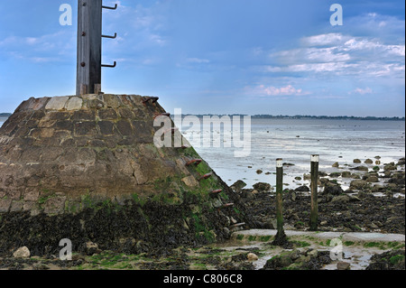 Rettungs-Pol auf der Passage du Gois / Gôa, ein Gezeiten-Damm von Beauvoir-Sur-Mer, Île de Noirmoutier, La Vendée, Frankreich Stockfoto