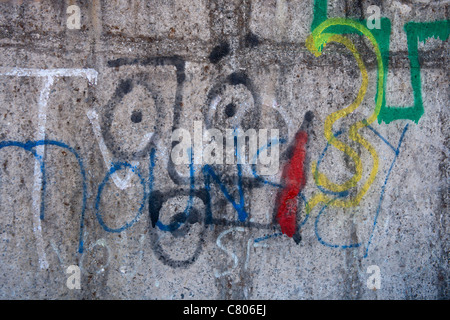 Gekritzel und Graffiti an der Wand in St. Helens, Merseyside, UK Stockfoto