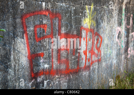 Gekritzel und Graffiti an der Wand in St. Helens, Merseyside, UK Stockfoto