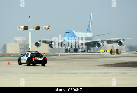 BARACK OBAMA an Bord Luftwaffe eine US-Präsident BARACK OBAMA Ländereien am LAX LOS ANGELES Kalifornien USA 26. September 2011 Stockfoto