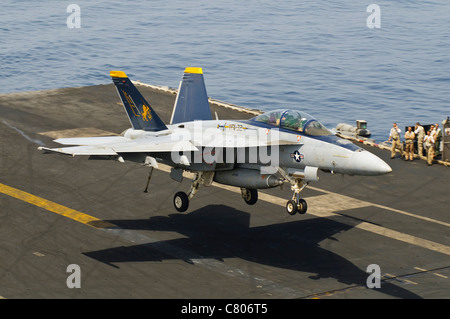 Eine F/A-18E Super Hornet VFA-32 Schwertkämpfer Falle Landung auf dem Flugdeck der USS Harry S. Truman zugewiesen. Stockfoto