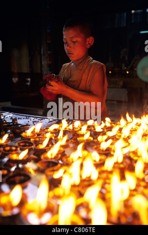 Nepal, Kathmandu, Swayambhunath Stupa, junge beten Stockfoto