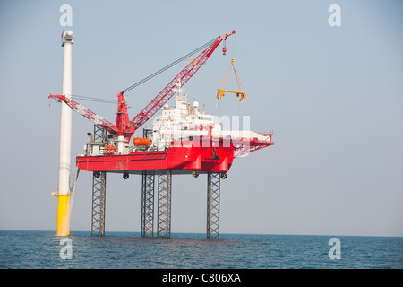 Die Krakken einen Aufbocken Barkasse, die Windkraftanlagen des Offshore-Windparks Walney Bau ist, Stockfoto