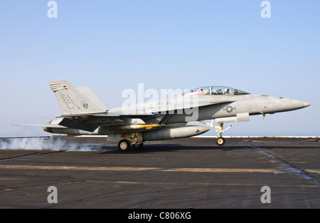 Eine F/A-18E Super Hornet landet an Bord der USS Harry S. Truman. Stockfoto