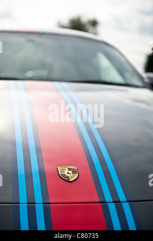 Porsche-Streifen auf einer Motorhaube Stockfoto