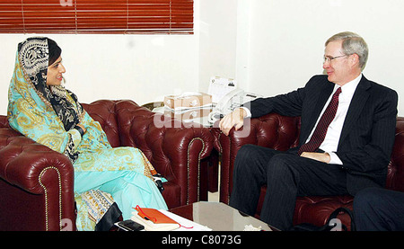 Hina Rabbani Khar in Treffen mit Steve Hadley, Senior Fellow am US-Institut für Frieden und ehemaliger nationaler Sicherheitsberater Stockfoto