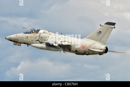 Eine italienische Luftwaffe AMX-Jagdflugzeug zieht von Decimomannu Air Base, Italien, während Übung STAREX 2010. Stockfoto