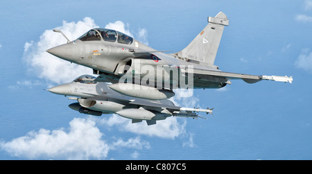 Ein Dassault Rafale der französischen Luftwaffe fliegt neben einer US-Air Force F - 16C Fighting Falcon. Stockfoto