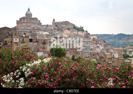 Blick auf die Stadt der Piazza Armerina in Sizilien, Italien. Schöne charakteristische Stadt in der Provinz Enna, Sicilia, Italia Stockfoto