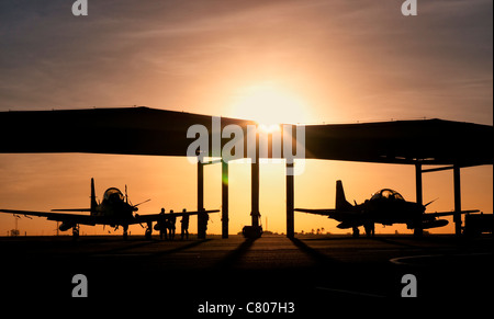 Zwei Embraer A-29 Super Tucano Flugzeuge geparkt in den Hangar am Air Force Base in Natal, Brasilien Stockfoto