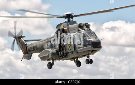 Ein Eurocopter AS332 Super Puma Helikopter von der brasilianischen Marine Stockfoto