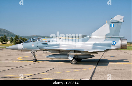 Eine Mirage 2000 von der Hellenic Air Force auf dem Rollfeld in Tanagra Luftwaffenstützpunkt, Griechenland. Stockfoto