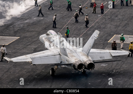 Ein US Navy F/A - 18C Hornet auf dem Flugdeck des Flugzeugträgers USS Eisenhower. Stockfoto