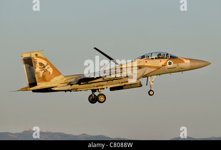 Eine israelische Luftwaffe F-15I Northrop zieht von Decimomannu Air Base, Sardinien, Italien, während Übung Starex 2009. Stockfoto