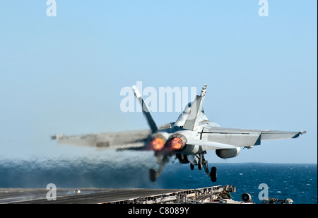 Eine Navy F/A-18F Super Hornet startet aus dem Flugdeck des Flugzeugträgers USS Nimitz. Stockfoto