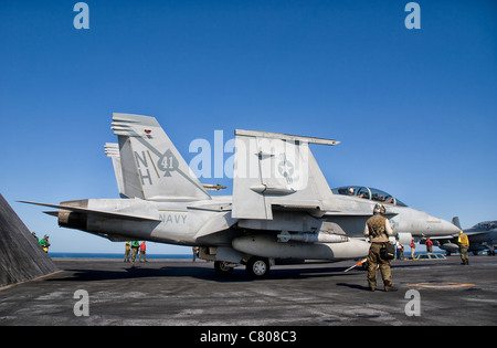 Eine Navy F/A-18F Super Hornet zieht in Startposition an Bord der Flugzeugträger USS Nimitz. Stockfoto