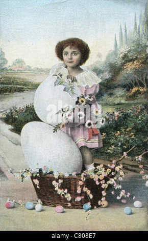 Deutschland - 1917: Alte Ansichtskarte, zeigt ein Mädchen in einen Korb und Easter eggs Stockfoto