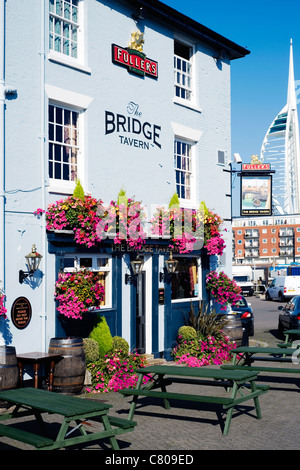 traditionelle Gastwirtschaft der Brücke-Taverne im alten Portsmouth England uk Stockfoto