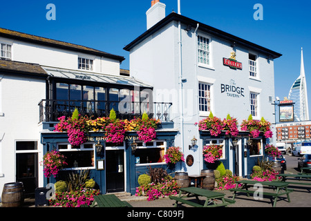 traditionelle Gastwirtschaft der Brücke-Taverne im alten Portsmouth England uk Stockfoto