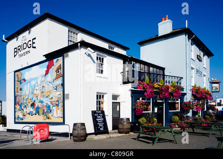 traditionelle Gastwirtschaft der Brücke-Taverne im alten Portsmouth England uk Stockfoto