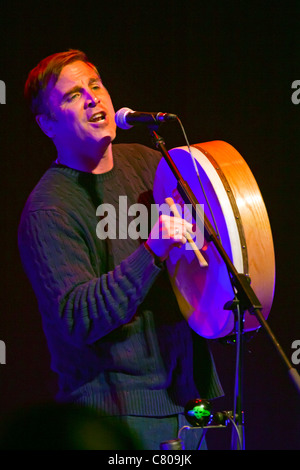 Sean McCann singt für GREAT BIG SEA. eine Gesangsgruppe aus Kanada, Vorformen im Sonnenuntergang CENTER - CARMEL, Kalifornien Stockfoto