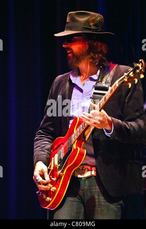 Chris Simmons spielt die Lead-Gitarre für Leon Russell am Sonnenuntergang Center - Carmel, Kalifornien Stockfoto