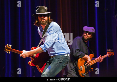 Chris Simmons spielt die Lead-Gitarre für Leon Russell am Sonnenuntergang Center - Carmel, Kalifornien Stockfoto