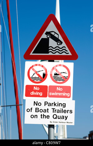 Straßenschild Warnung Fahrer die Gefahr eines Absturzes in den Hafen Stockfoto