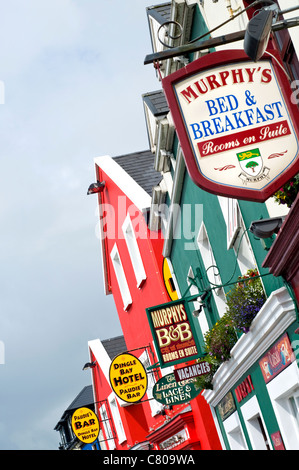 Eine bunte Reihe von Geschäften, Pubs und Bars in Dingle, County Kerry, Irland Stockfoto