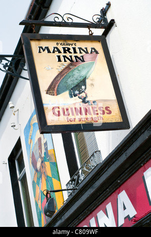 Das Zeichen vor einem Pub in Dingle, County Kerry, Irland Stockfoto