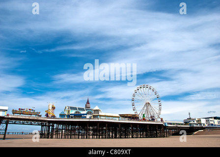 Riesenrad am Central Pier Blackpool vereinigen Königreich unter einem blauen Sommerhimmel erschossen vom Sandstrand entfernt Stockfoto