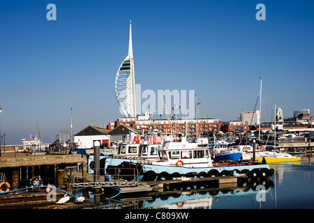 Blick über den Hafen am Gewürz Insel alte Portsmouth Spinnaker Tower im Hintergrund Stockfoto