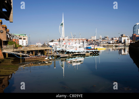 Blick über den Hafen am Gewürz Insel alte Portsmouth Spinnaker Tower im Hintergrund Stockfoto