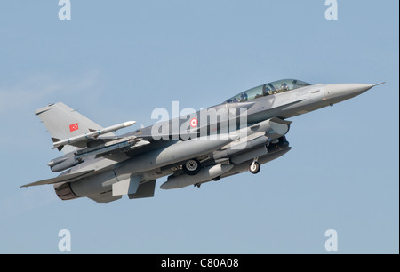 Eine türkische gebaut f-16 im Flug auf der Luftfahrtausstellung Izmir in der Türkei. Stockfoto